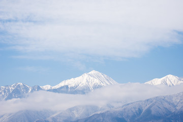 Fototapeta na wymiar 雪の常念岳と雲