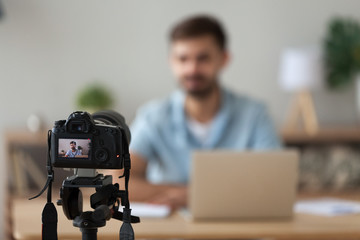 Digital camera filming commercial vlog of man teacher vlogger coach - obrazy, fototapety, plakaty