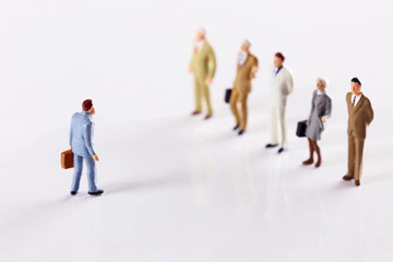 Fototapeta premium ５人と対峙するビジネスマン