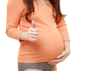 経過が順調なオレンジ色のシャツを着た臨月の妊婦