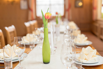 geschmückte tafel mit blume im restaurant