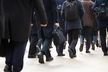 Obraz premium 冬のビジネスマンの後ろ姿の通勤風景