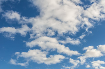 Blauer Himmel mit weißen Wolken 