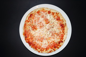 Pizza Margherita su sfondo nero