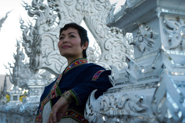 Femme thaïe temple blanc Chiang rai