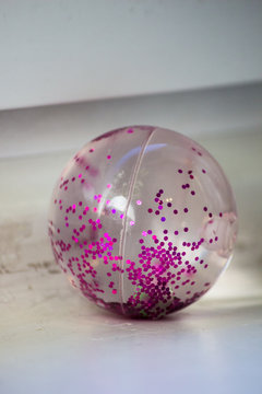 Flummi mit pinkem Glitter