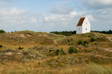 Fototapeta na wymiar Coast of Denmark, white house at the dunes