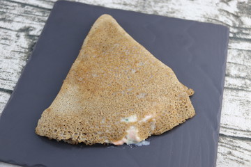 Crêpe au sarrasin sur une ardoise