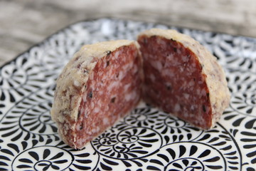 Saltufo, boulette de saucisson au parmesan tranché