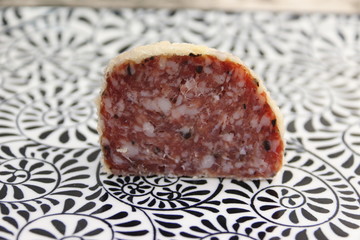 Saltufo, boulette de saucisson au parmesan tranché