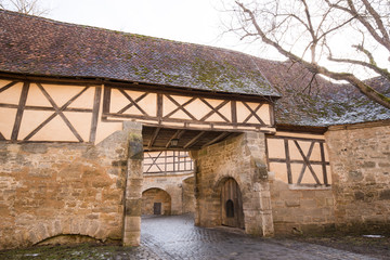 Tor in Fachwergebäude