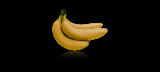 Bananen Gelb mit Spiegelung freigestellt auf schwarzem Hintergrund
