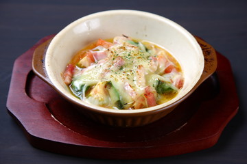 トマトとアボカドのチーズ焼き