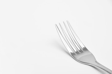 Forchetta su fondo bianco