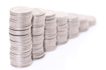 積み重ねられた100円硬貨による右肩下がりのグラフ