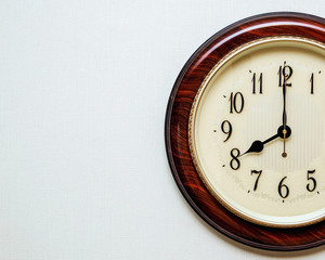 clock showing the time 20:00, 08:00