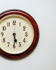 clock showing the time 17:30, 05:30