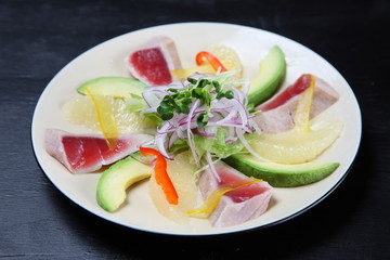 炙り鮪とアボカドのカルパッチョ