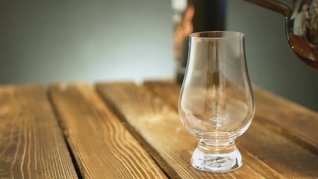 Whisky in Nosingglas einschenken 