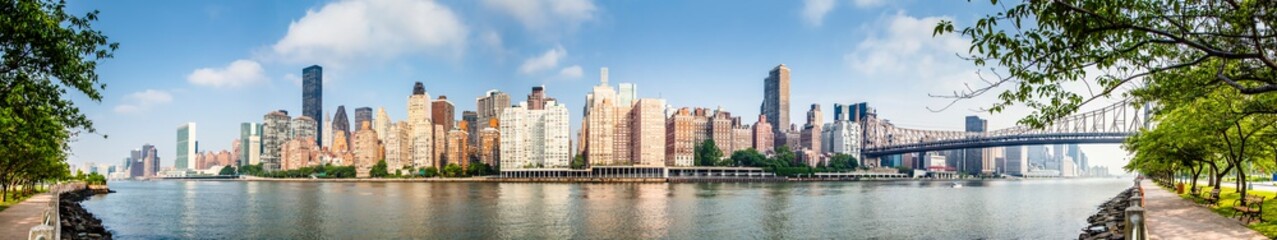 Fototapeta na wymiar Amazing panorama view of New York city skyline and Queensboro Bridge