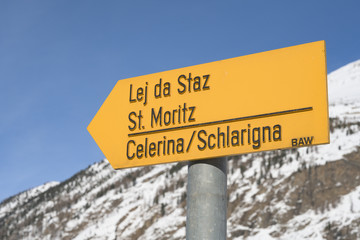 Wanderwegweiser bei der Bahnstation Pontresina, Graub&uuml;nden, Schweiz
