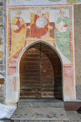 Fresko an der Aussenwand der Kirche St. Maria, Pontresina, Graubünden, Schweiz © tauav