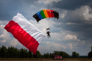 Spadochroniarz z polską flagą 