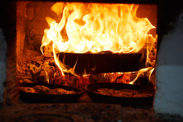 Obraz premium Cooking in the Russian stove. Tasty pancakes in Russia