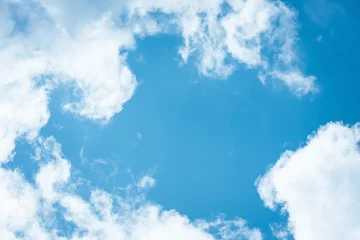 Schilderijen op glas Cumulus humilis wolken in de blauwe lucht, uitzicht van onderen © Marina
