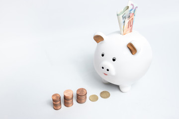 Sparschwein weiß mit Geldmünzen gestapelt Geld Geldscheine