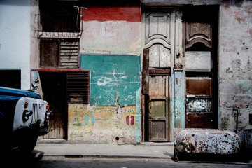 Lastwagen vor Haus in Havanna Kuba,