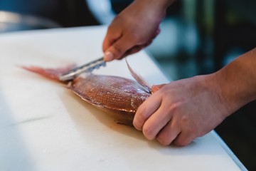 魚を捌いて調理している様子
