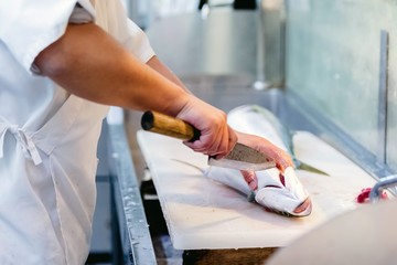 魚を捌いて調理している様子