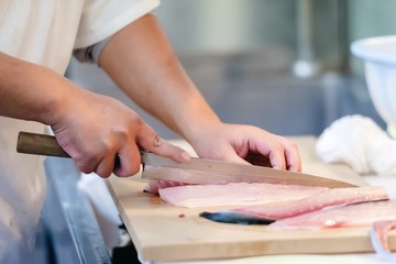 魚を捌いて調理している様子