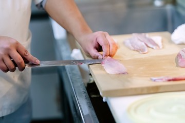 Obraz premium 魚を捌いて調理している様子