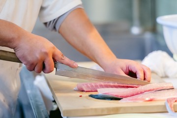 魚を捌いて調理している様子