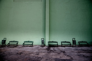 Bänke auf einem Platz in Havanna Kuba.