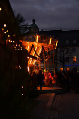Kinderkarussell auf dem Weihnachtsmarkt in Schweinfurt, Franken bei Abendstimmung, Deutschland