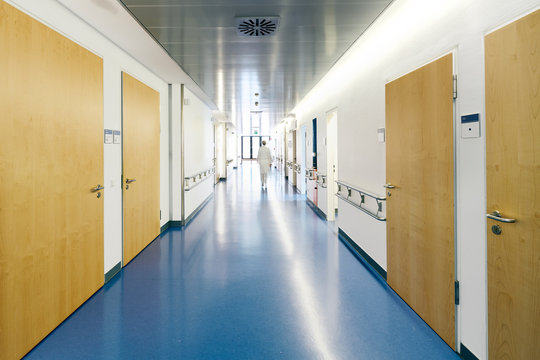 Krankenhaus Arzt laufend unscharf von hinten