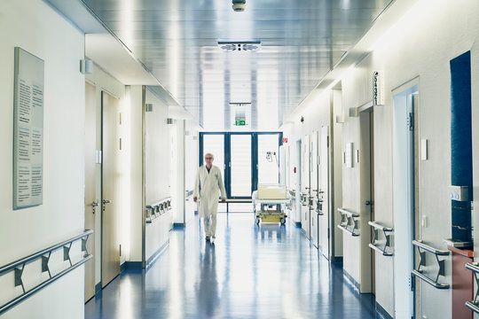 Krankenhaus Arzt unscharf von vorne