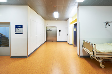Krankenhaus Bett OP-Schleuse Flur Niemand