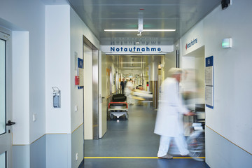 Notaufnahme Eingang Krankenhaus Krankenschwester Bett