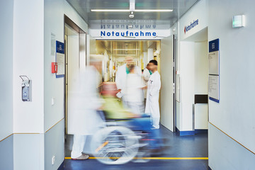 Notaufnahme Krankenhaus Arzt Rollstuhl Team Personal