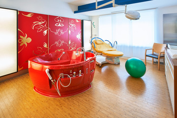 Badewanne Wassergeburt Kreißsaal