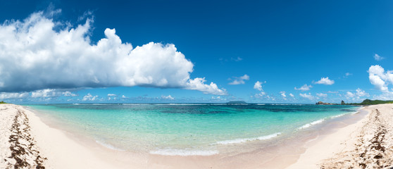 Fototapeta premium La Pointe des Chateaux (Castles headland) is a peninsula that extends into the Atlantic Ocean from the Eastern coast of the island of Grande-Terre, in Guadeloupe, french West Indies.Panoramic view.