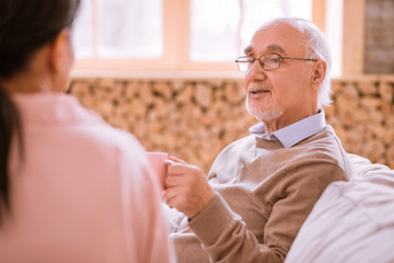 Obraz premium Pleased pensioner spending weekend in warm atmosphere