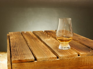 Whisky Nosing Glas auf Holz