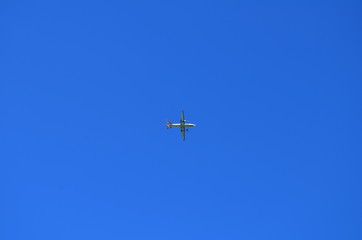 Avion dans un ciel bleu.
