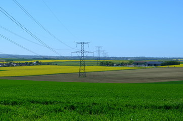 Ligne haute tension dans la Plaine de Caen ( Région d'Evrecy - Normandie)