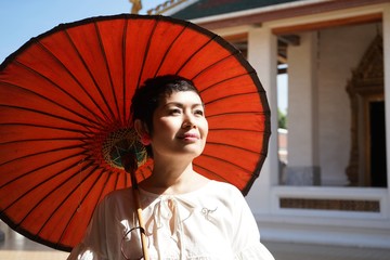 La femme au parasol rouge